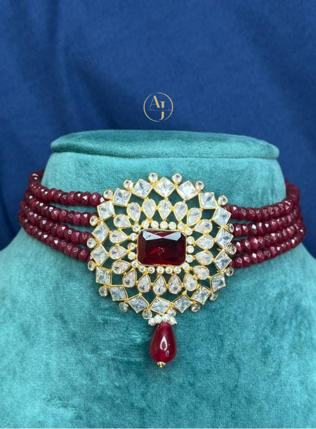 Big Pendant Maroon Choker