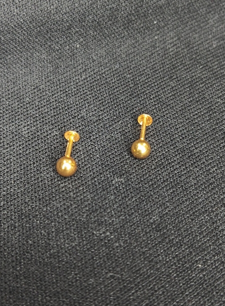 18kt gold studs