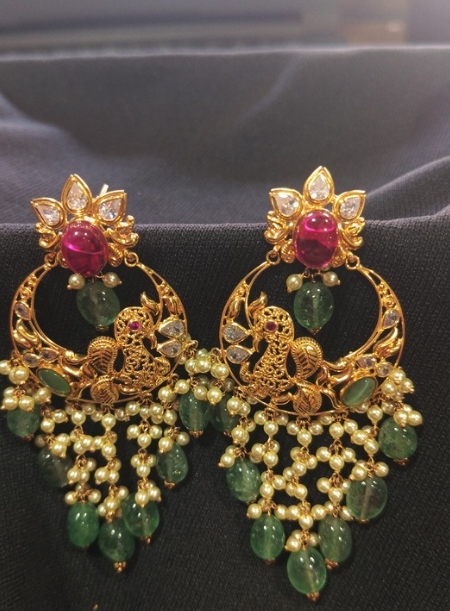 Big earrings with green pearl