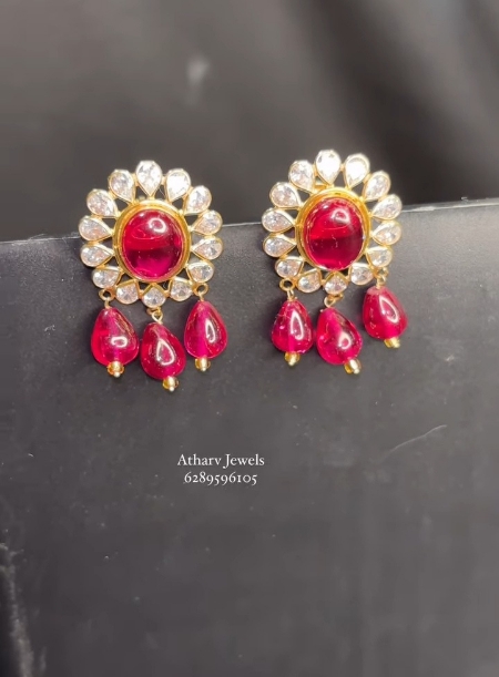 Earrings with red pearl