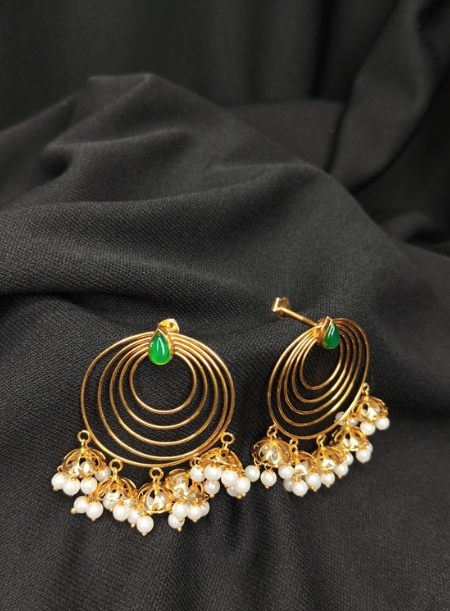 Circle earring with white pearl