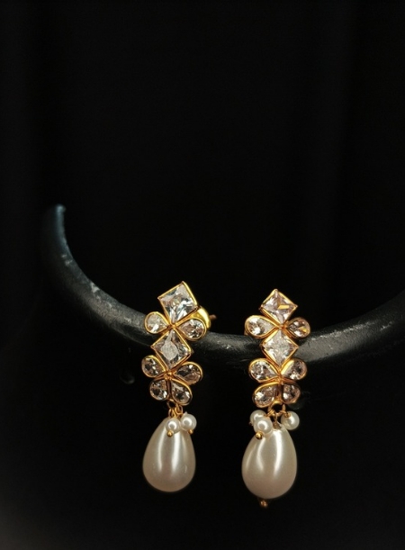 White flower earring with white pearl